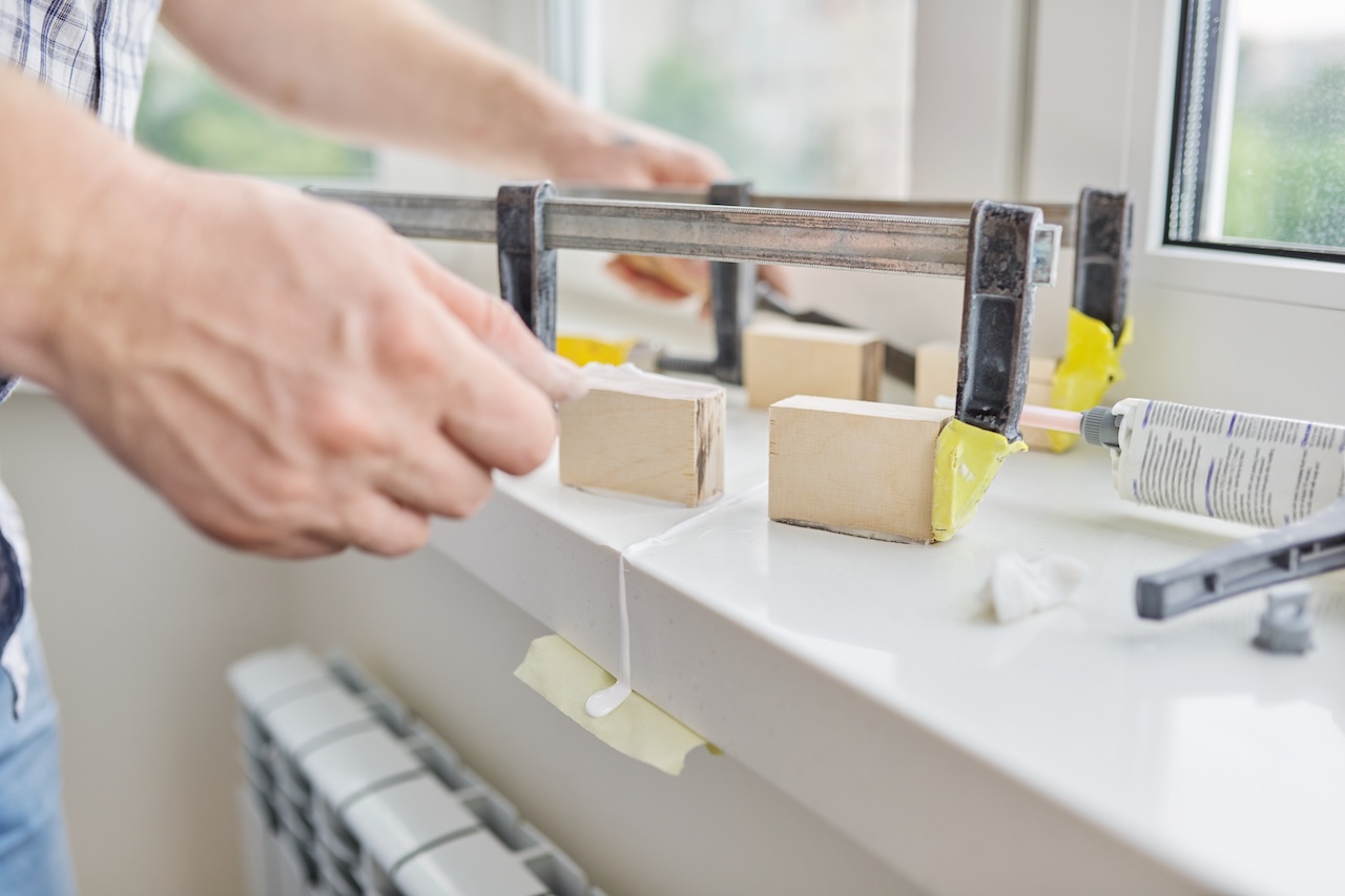 Kliny stabilizują parapet podczas montażu