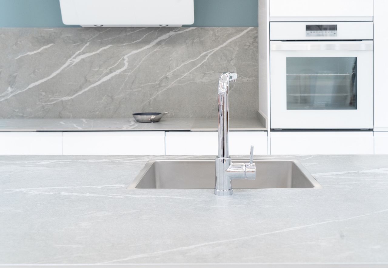 Konglomerat jest trwały, więc świetnie nadaje się na blaty kuchenne